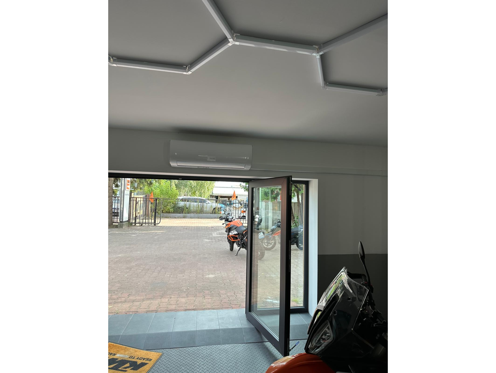 KTM salon (2016 x 1516 px)